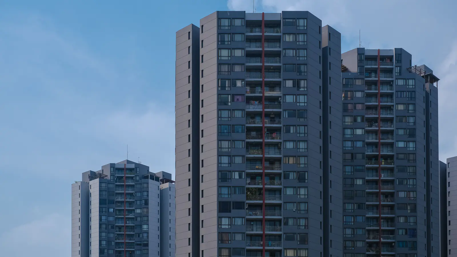 晴空之下带阳台的高层住宅塔楼群